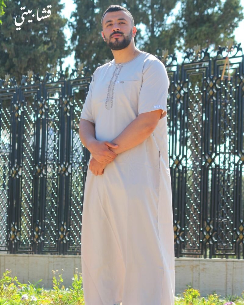 قميص صلاة رجالي مريح | Qamis homme confortable en tissu doux pour la prière قميص رجالي للصلاة أنيق | Kamis homme traditionnel léger et confortable قميص صلاة تونس عملي | Qamis / kamis homme style tunisien en coton doux قميص رجالي عصري للصلاة | Qamis homme moderne et confortable pour la prière كاميـس رجالي للصلاة | Qamis homme élégant en tissu respirant et léger